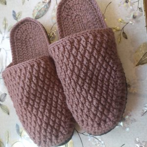 МУЖСКИЕ ТАПКИ НА ПОДОШВЕ . ВЯЗАНИЕ КРЮЧКОМ.