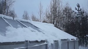 Как почистить снег с теплицы за 5 минут при помощи простого приспособления!