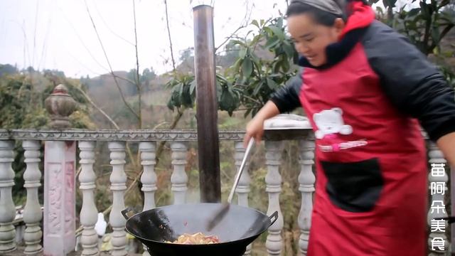 3斤牛肚2斤辣，苗大姐做“辣炒牛肚”，辣椒盖饭吃过瘾！爽！【苗阿朵美食】