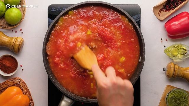 Видеорецепт #СберМаркетНаКухне: рис с креветками и чоризо