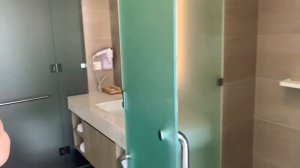 Отель Liberty Central Nha Trang hotel. Номер с панорамным остеклением и ванной. Вид на город и море