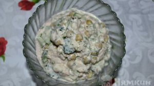 Сытный салат с курицей, горошком и свежим огурцом
