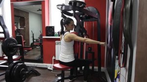 Разведения рук в тренажере "Баттерфляй" акцент на задние пучки дельт