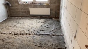 Льем стяжку в два этапа.