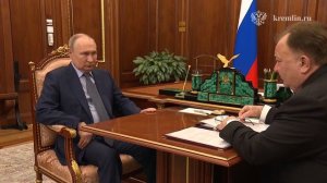 Рабочая встреча Владимира Путина и Махмуд-Али Калиматова.