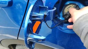 Как закрепить крышку бензобака на разных Автомобилях