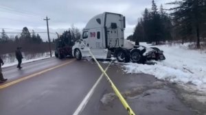 1997 ford -750 holmes wrecker hauling truck out of the ditch