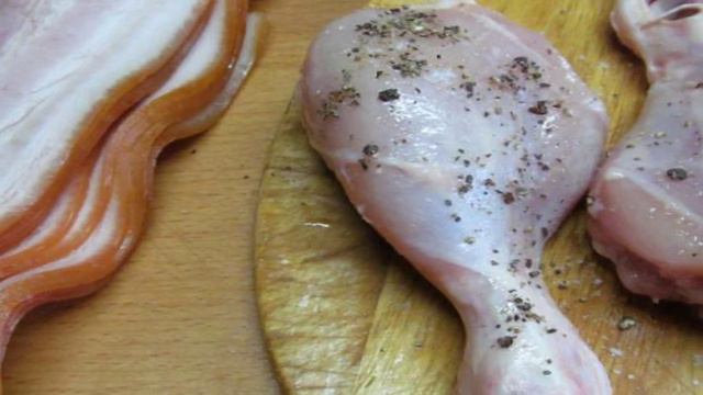 Куриные ножки в беконе
