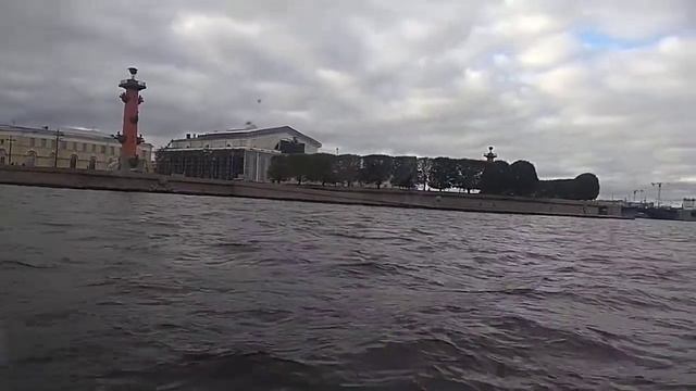 Ростральные колонны в Санкт-Петербурге,вид с Невы смотреть онлайн