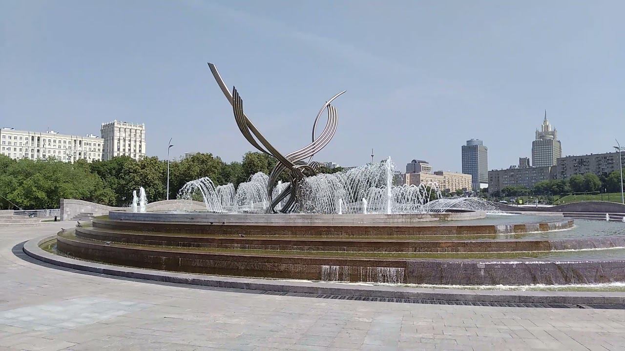 Москва. Панорама. Площадь у Киевского вокзала. Фонтан. Жара. 24.06.21