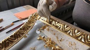 Нанесение золотой потали на резьбу | Производство Vinchelli