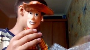 Распаковка игрушки шерифа Вуди из история игрушек