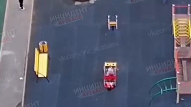 Качели на кемеровской детской площадке сломались под тяжестью детей смотреть онлайн