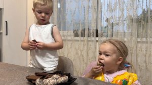 Эксперимент с детьми.Просим не есть сладкое,пока мы не придём,сколько продержится Давид и Эмили?