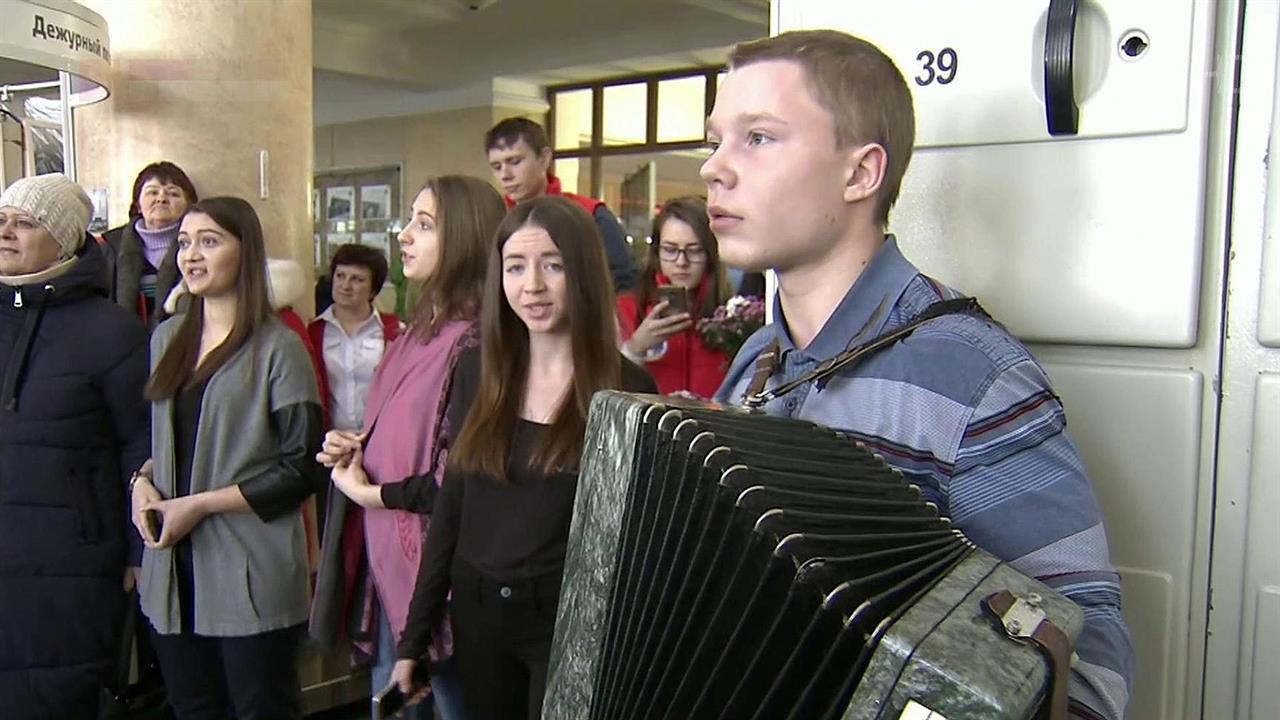 В честь победы под Сталинградом "Случайный вальс" звучит в десятках городов по всей стране