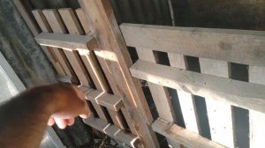 сарай из подручных материалов