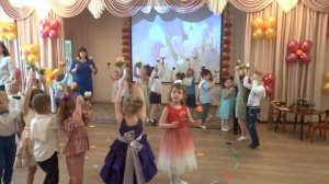 Весенний хоровод авт. Л.Хисматуллина / вход на праздник в средней группе