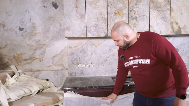 Комплексный подход к монтажу каменного шпона. Облицовка лестницы, светового панно, фасады кухни.