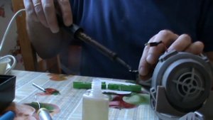 замена аккумуляторов в пылесосе "Электролюкс" 1 часть