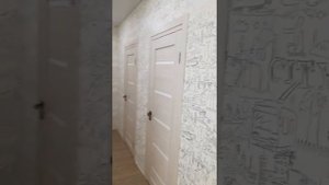 Дверные проёмы намного выше дверной короба!Наличники не перекрывают край проёма.