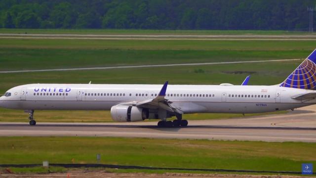 4K GREAT  PLANE SPOTTING AT HOUSTON KIAH INTERNATIONAL AIRPORT.
