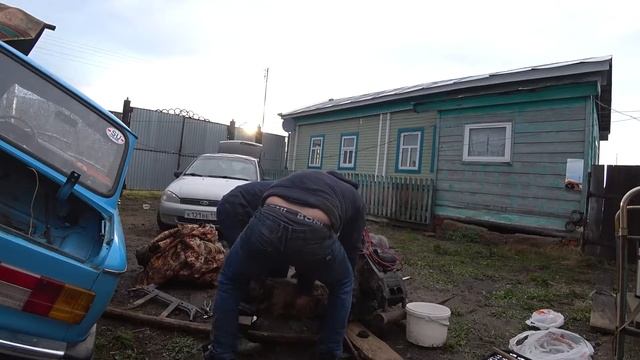 Перевернули Запорожец на бок! Меняем корзину сцепления. смотреть онлайн