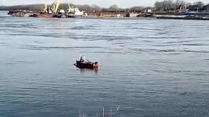 Белоомутский гидроузел. Ежедневно, никого не стесьняясь...