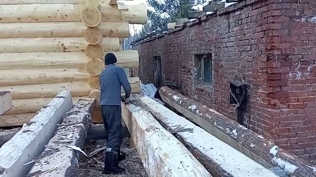 Окаривание рубанком. Кедровый лафет большого диаметра.