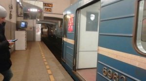 Поезд метро Ем-501/Ема-502 уезжает в депо Тч-1 Автово. Со станции метро Автово.