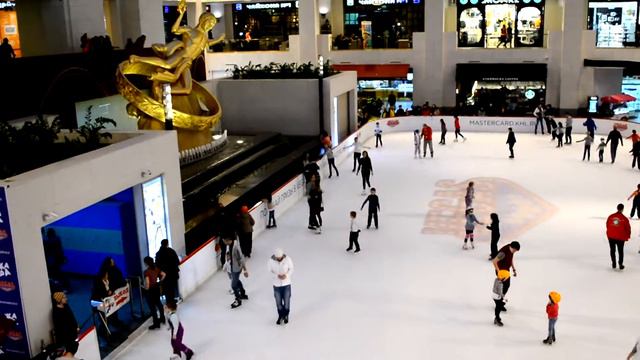 Каток в торговом центре Vegas. смотреть онлайн