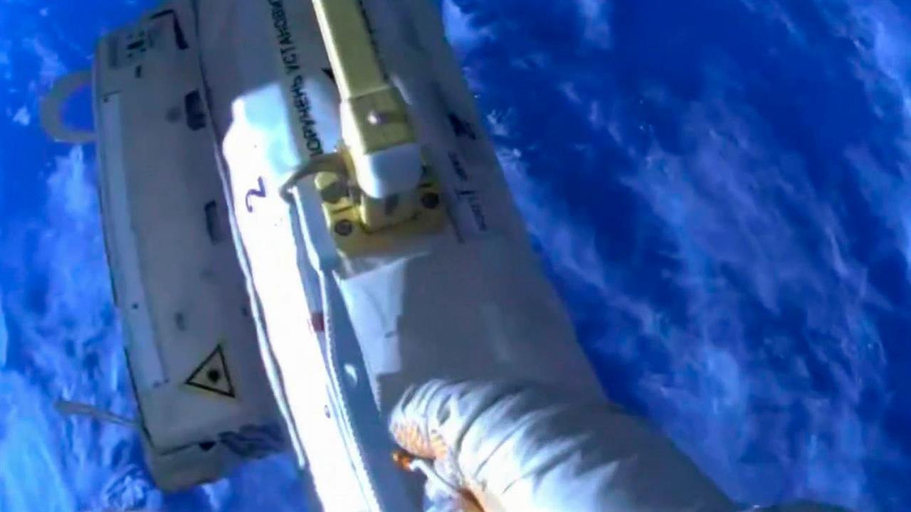 Более пяти часов провели в открытом космосе россияне Сергей Прокопьев и Дмитрий Петелин