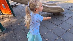 Алиса гуляет на детской площадке в г. Канди  / Alice walks on the playground in Kandy (Sri Lanka)