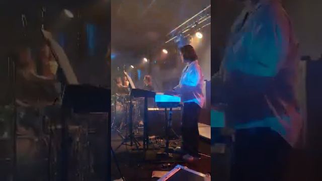 Ева играет в группе на синтезаторах. смотреть онлайн