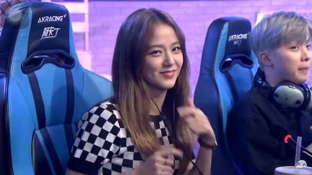 JENNIE and JISOO’s reaction in their PUBG battle chicken dinner for JISOO 🍗🏆 смотреть онлайн