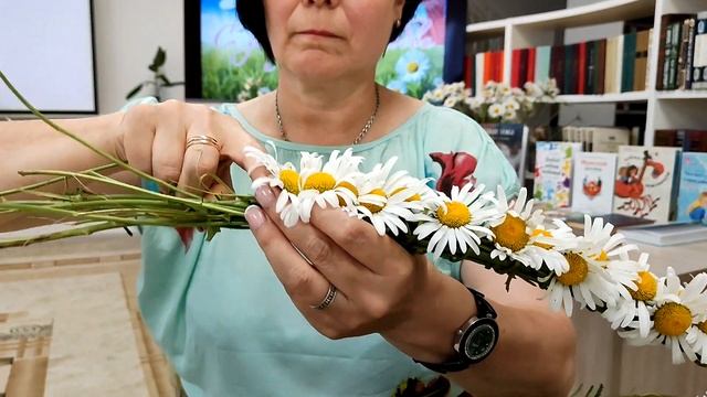 Как плести венок из ромашек под песню группы "Садко" "Ромашковое лето" смотреть онлайн