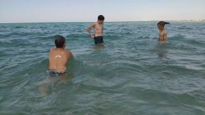 Дети в море поселок Штормовое