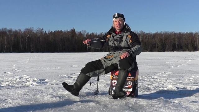 Зимняя рыбалка на озере Глубокое. На разведку за плотвой. смотреть онлайн