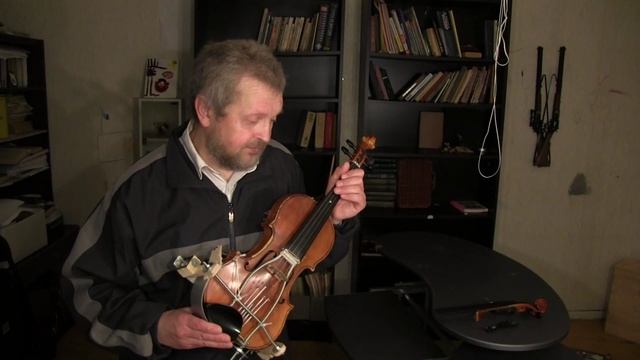 Владимир Плясов показывает скрипку своего изобретения. смотреть онлайн