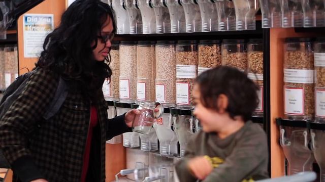 Woman Shares Her Zero Waste Lifestyle Experience смотреть онлайн