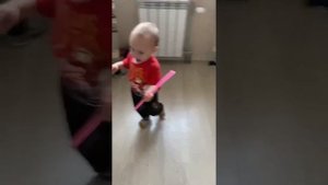 Дарий Русланович бьет маму