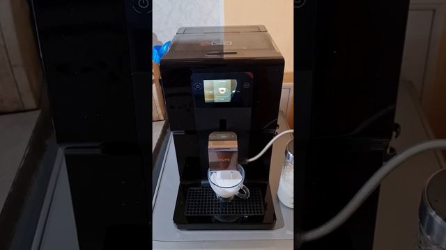 Krups Intuition Preference EA8738 making cappucino. смотреть онлайн