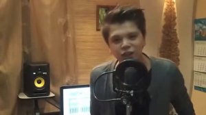 Мальчик  поёт  8  марта