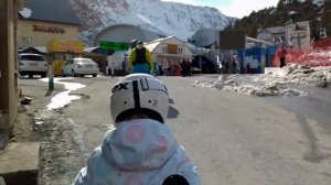 Дети катаются на горных лыжах на горе Эльбрус.