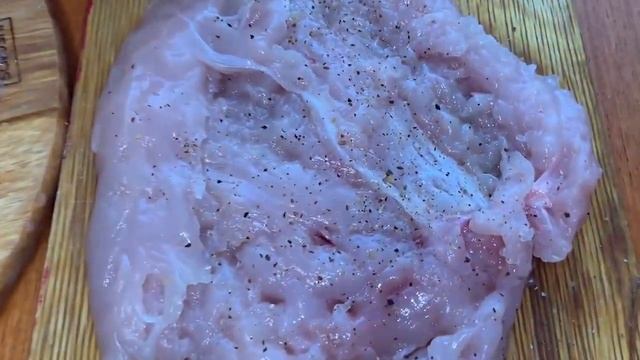Куриные рулетики, фаршированные грибами и сыром.