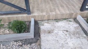 Установка бордюра с целью создания клумбы.