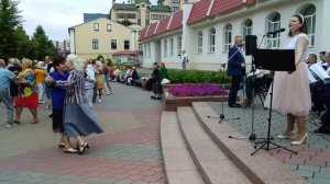 Кружится старый вальсок....