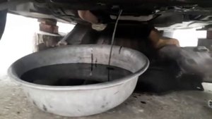как заменить масляный фильтр без спецключа на мерседес