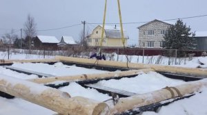 Устанавливаем сруб на фундамент