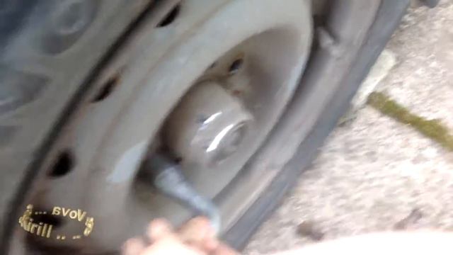 Как поменять колесо на авто.Кирилл покажет для тех кто не умеет. смотреть онлайн