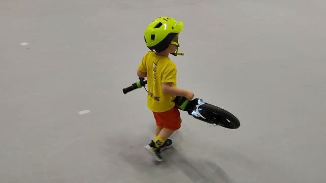Беговел с дымом и ревом мотора Small Rider Nitro смотреть онлайн